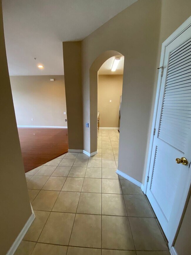 Building Photo - Stonebridge Condominium - 3 bed - 2 bath -...