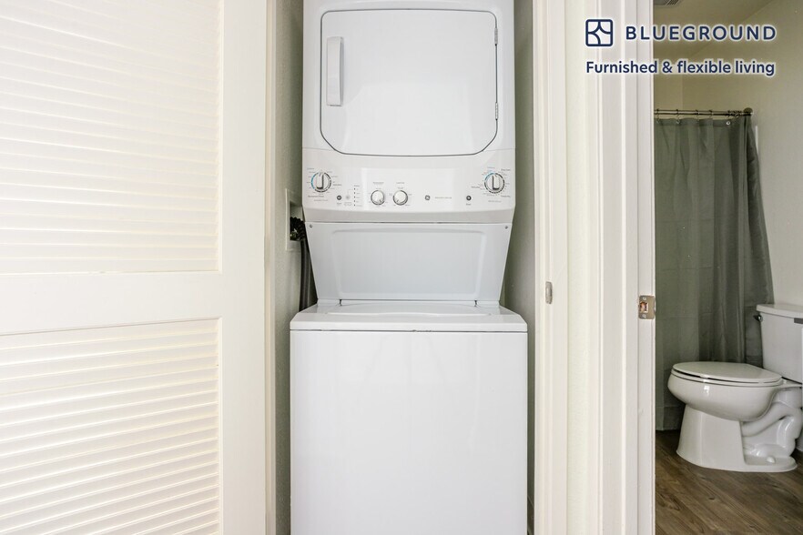 Building Photo - 350 E Del Mar Blvd