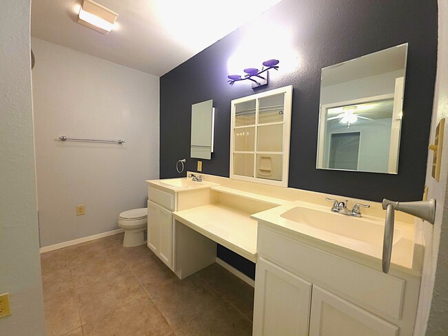 Building Photo - Welcome to this charming 3 bedroom, 2 bath...