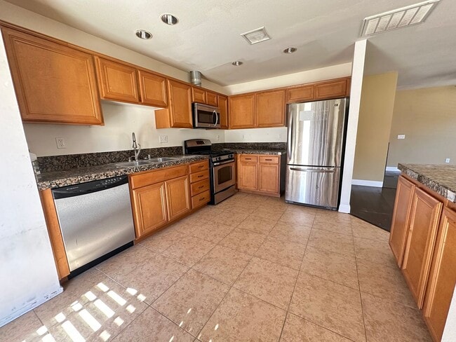 Building Photo - Welcome to this 4 bed 2 bath home!