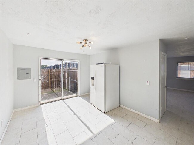 Building Photo - 401 SE 12th Ave