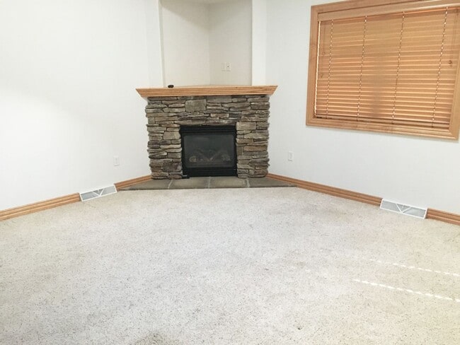 Building Photo - Executive 3-Bedroom (plus bonus room) 3 1/...