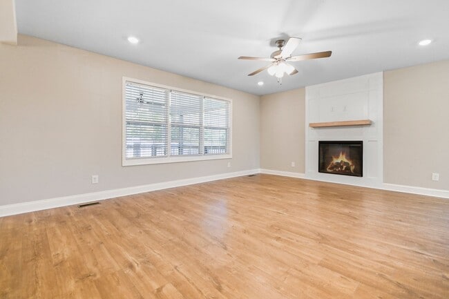 Building Photo - Pet Friendly Four Bedroom!