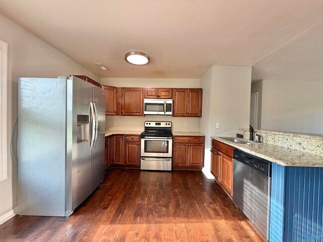 Building Photo - 2110 Fernbrook Dr NE