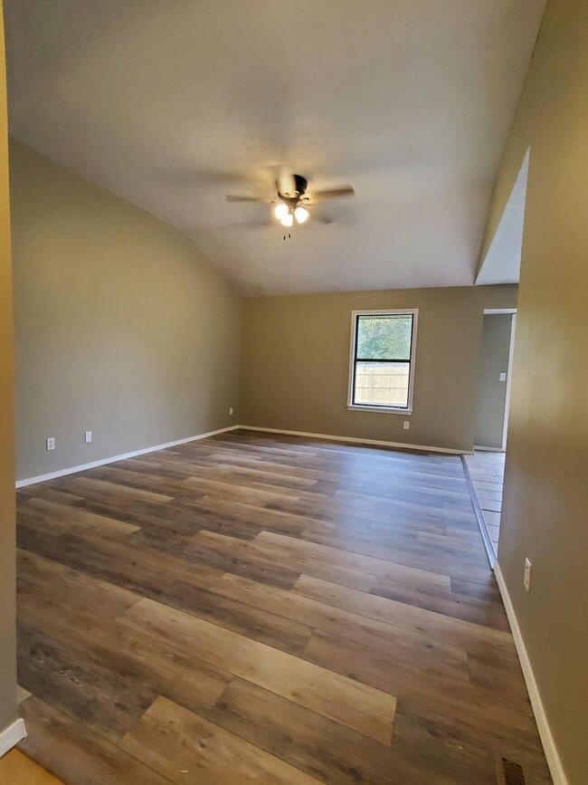 Building Photo - LEASING