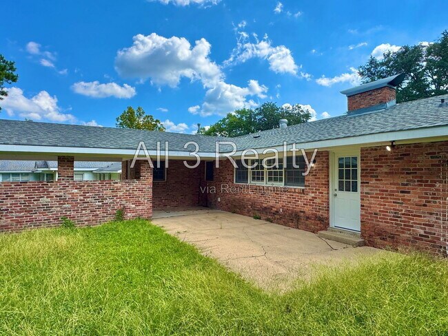 Building Photo - 2557 Woodley Rd