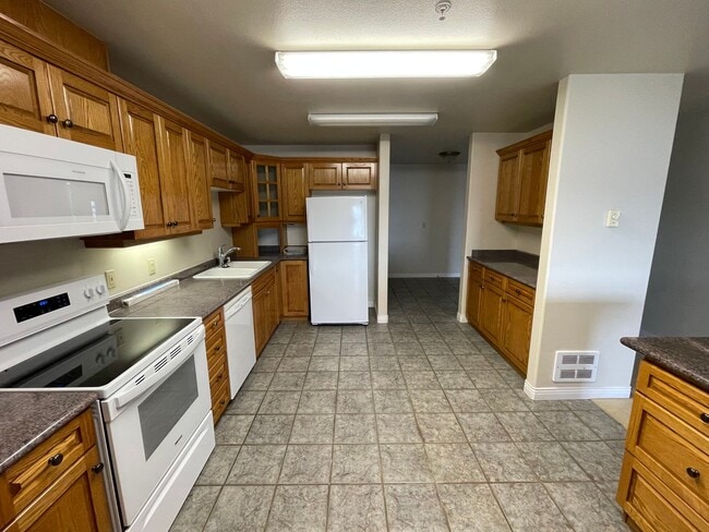 Building Photo - Beautiful Condo with Amazing View of the H...