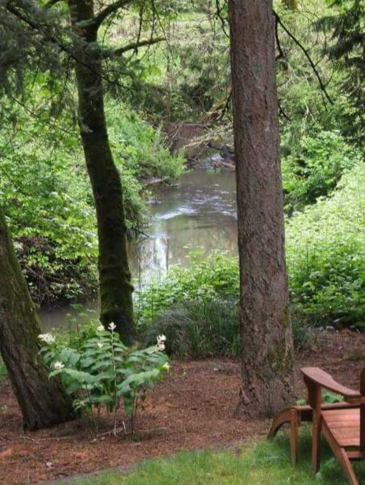 Building Photo - 2050 SW Pheasant Dr