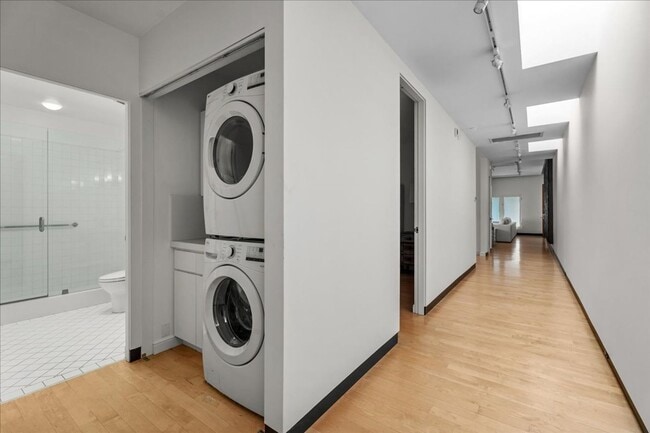 Building Photo - Modern 2BR Architectural + Rooftop in Prim...