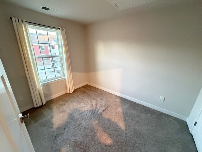 Building Photo - Like-New 4 Bedroom Townhouse