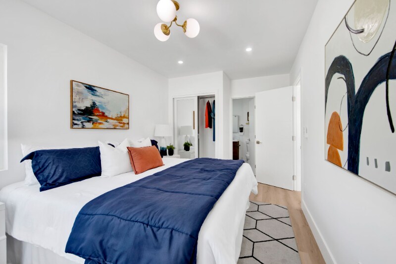 Building Photo - 2348 E Poppy St