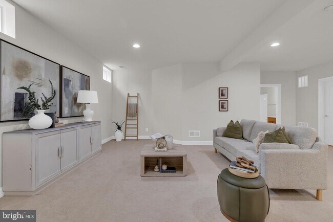 Building Photo - 42706 Chisholm Dr