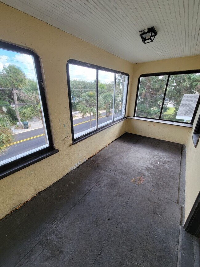 Building Photo - 212 S Oleander Ave