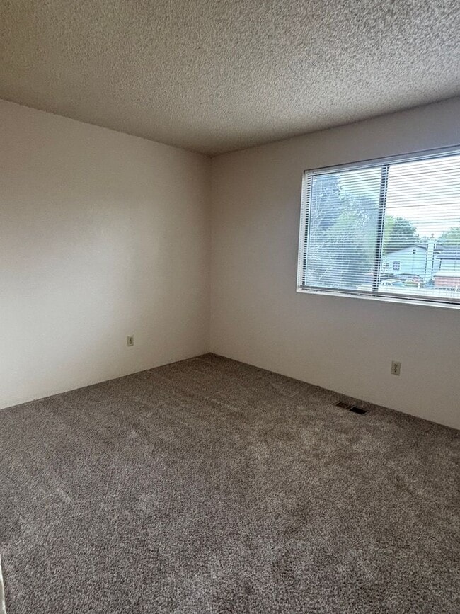 Building Photo - 3 Bed 1 Bath Home near Aeroplaza and Power...