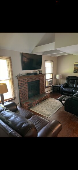 Primary Photo - 20 Chestnut Ct