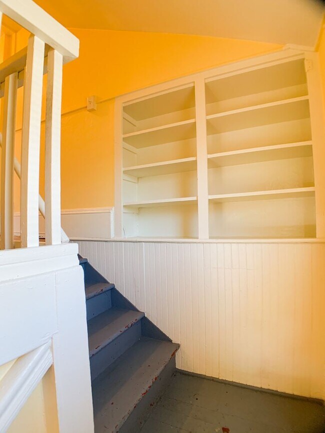 Building Photo - Adorable 3bdrm Home in Great Neighborhood! Lovely Yard!