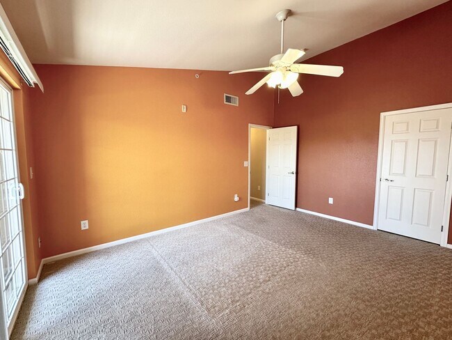 Building Photo - 2 Bedroom 2 Bathroom Top Floor Condo with ...