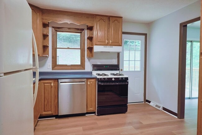 Building Photo - nice renovated 4 Bed 3 Bath