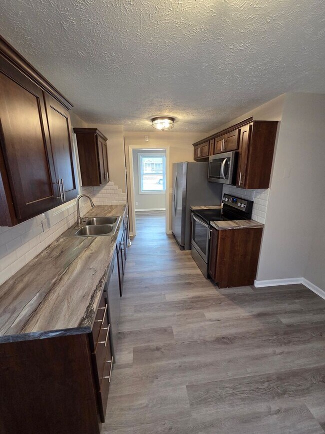 Building Photo - 3 bed, 1 bath, 1 car garage with fenced in backyard. District 66, right next to Aksarben!