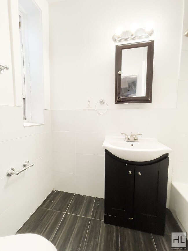 Building Photo - Spacious Crown Heights 2-Bed 1-Bath / Expo...