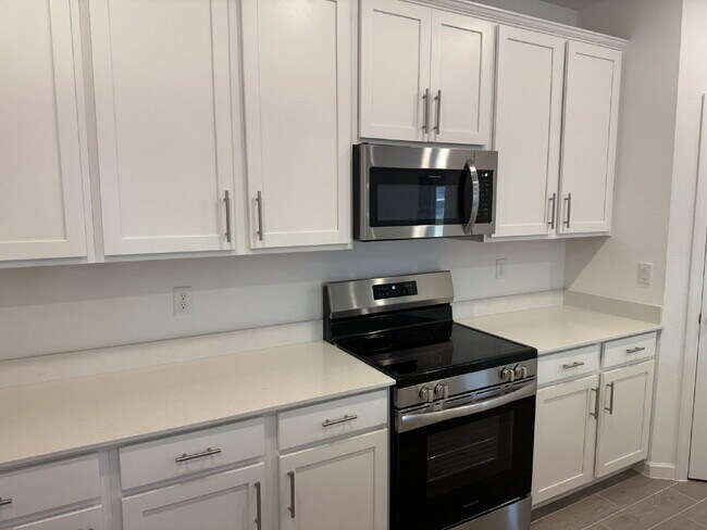 Building Photo - "Spacious 4-Bed Oasis with Granite Finishes & Guest Suite in Jacksonville!"