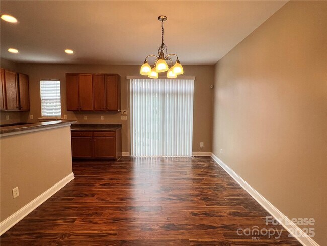 Building Photo - 142 Silverspring Pl