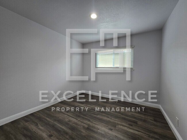 Building Photo - Fully Updated 4/2 Corner Lot Home - Firepl...