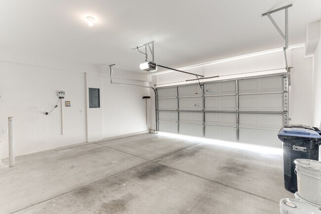 Building Photo - Spacious & Bright 3-Bed Home in Desirable ...