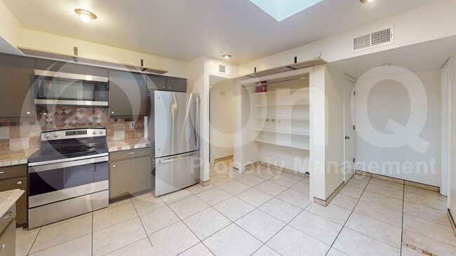 Building Photo - 1132 W Knox Pl