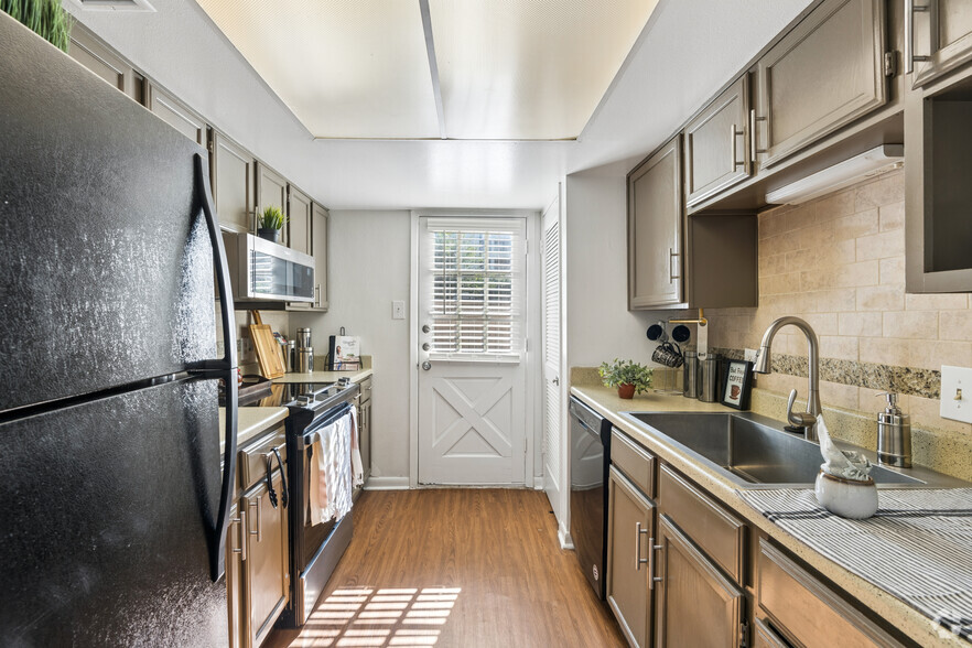 2BR, 2BA - 982SF - Kitchen - The Bordeaux
