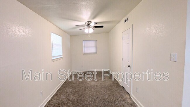 Building Photo - 2120 Curry Cir