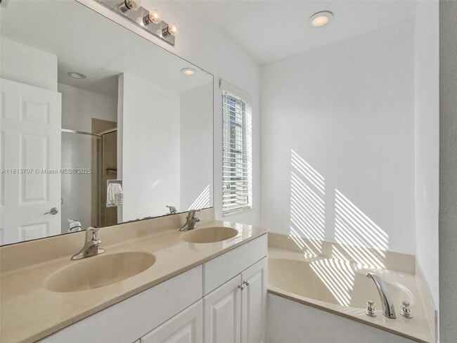 Building Photo - 1215 Lucaya Dr