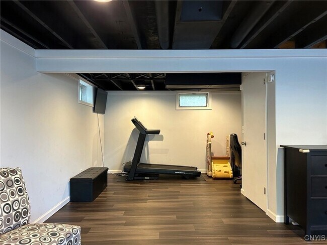 Building Photo - 302 Oakridge Dr