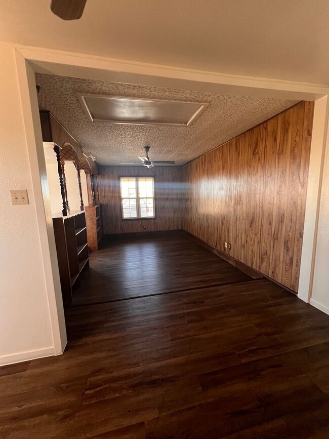 Building Photo - Charming home located near John Ireland El...