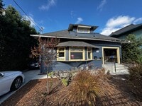 Building Photo - 2113 Oak St