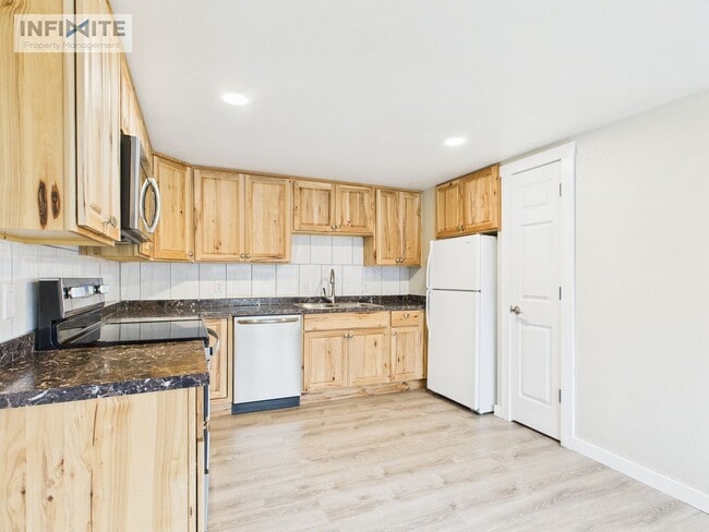Building Photo - Beautifully Updated 2-Bedroom Home with Ga...