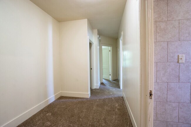 Building Photo - Available 06/01/26 - 5 Bedroom Townhouse c...