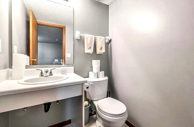 Building Photo - 5727 Kilbury Ln