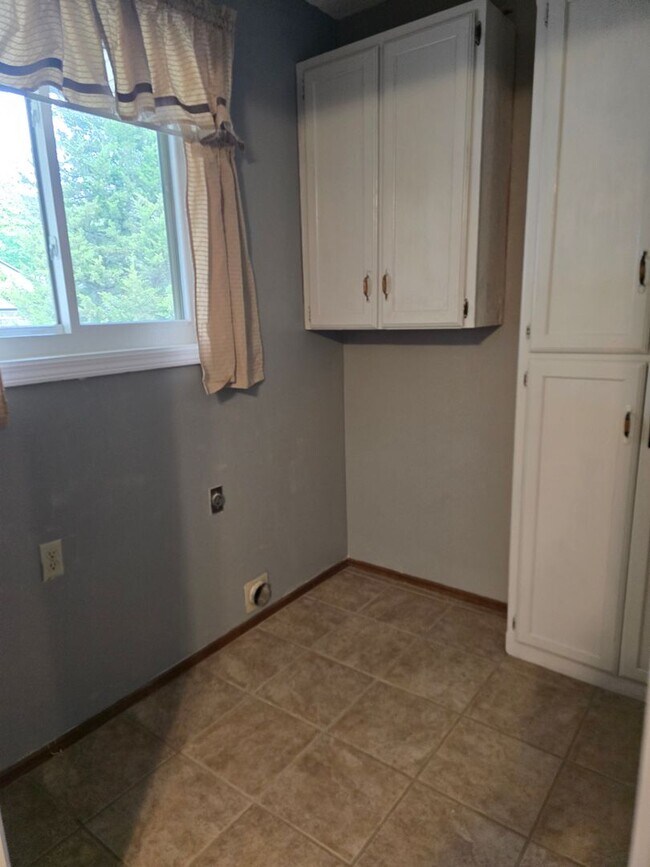 Building Photo - 3 bedroom 2 bath home with basement for lease