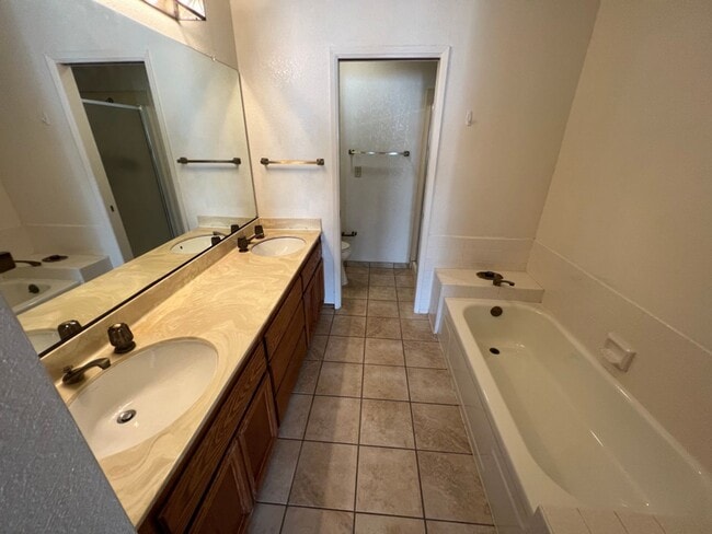 Building Photo - Spacious 2 bed 1.5 bath Condo in San Leandro Minutes from Bart and shopping. Must see!