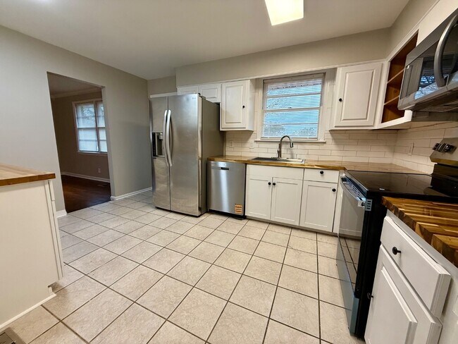 Building Photo - 101 Jones Valley Dr SW