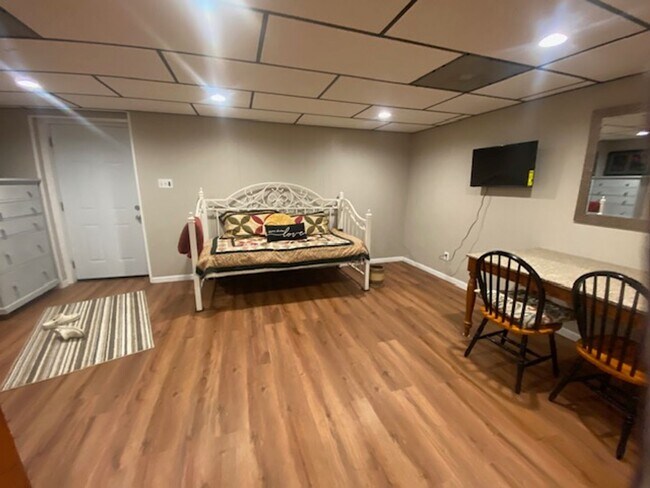 Building Photo - West Knoxville 37909 - Fully furnished Roo...