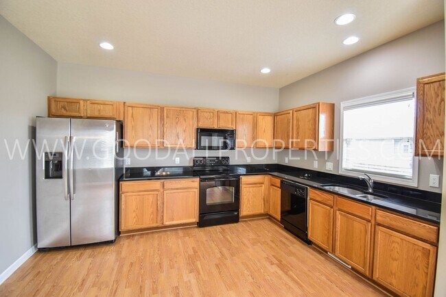 Building Photo - 3 Bedroom 2 Bath Townhome end unit in Glenn Village!!!