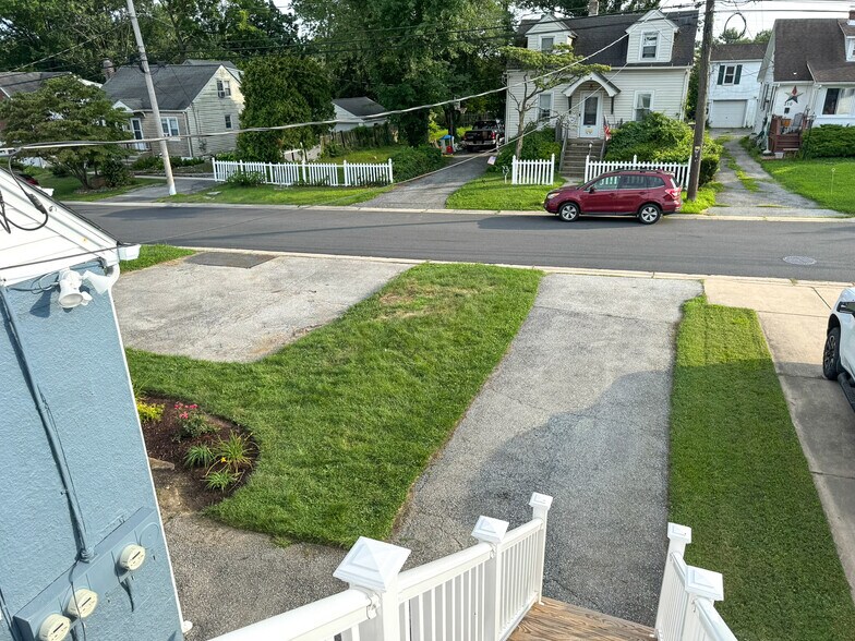 Parking - 309 W Holly Oak Rd
