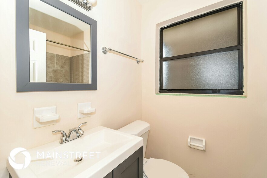 Building Photo - 1044 Legay Ave