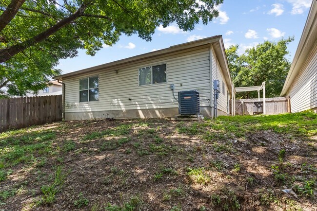 Building Photo - 3 bedroom / 2 bath home in Creekside subdivision