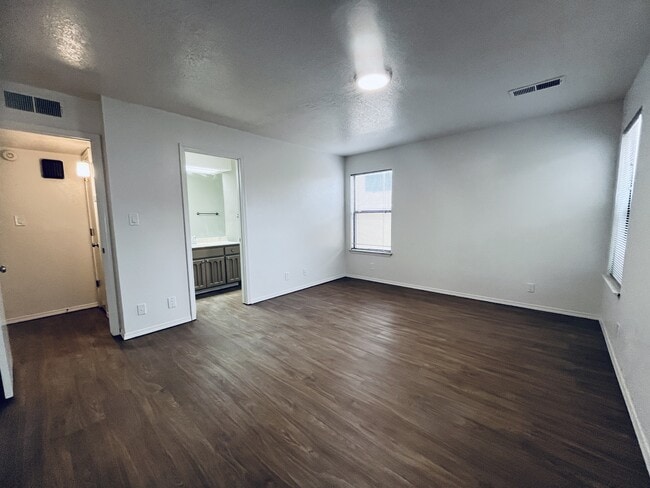 Building Photo - 10333 Camino Del Oso NE