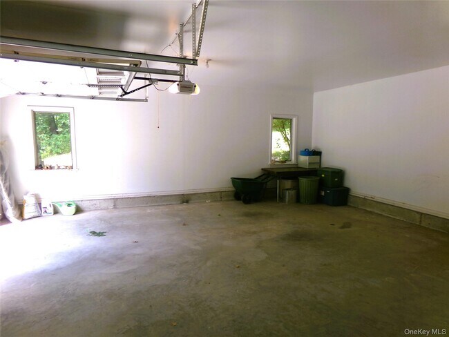 Building Photo - 449 White Schoolhouse Rd