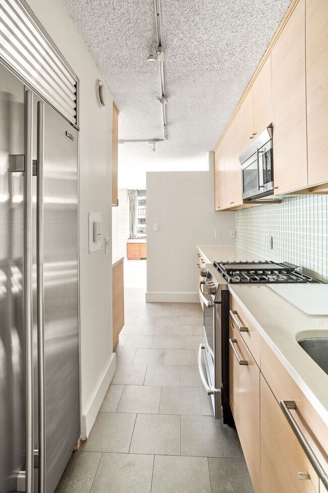 Building Photo - 415 E 37th St