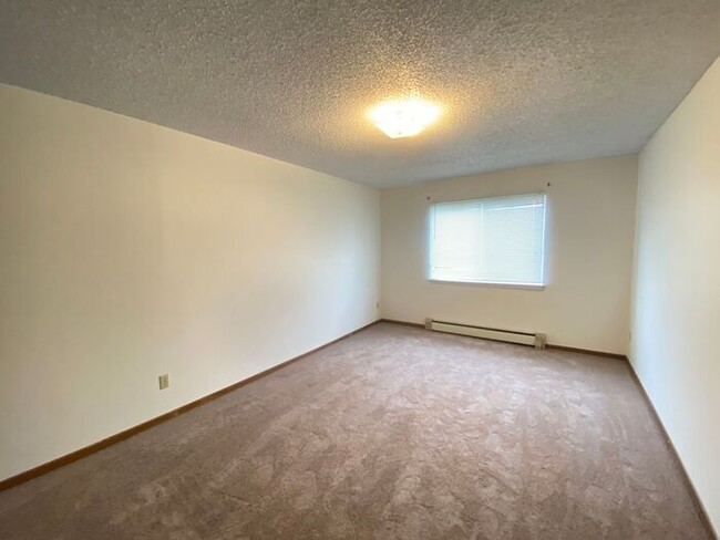 Building Photo - $1,100 | 2 Bedroom, 1 Bathroom Apartment |...